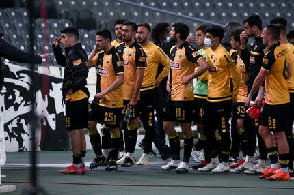 ΑΕΚ – Ολυμπιακός: Λαϊκό δικαστήριο μέσα στο γήπεδο από οπαδούς, σταμάτησαν τους παίκτες πριν τα αποδυτήρια
