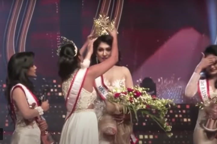 Επεισοδιακά καλλιστεία: Η Mrs World άρπαξε το στέμμα από τη νικήτρια και το έδωσε σε άλλη (για τον πιο απίστευτο λόγο)