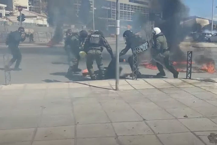 Θεσσαλονίκη: Αστυνομικοί σβήνουν φωτιά στο πόδι διαδηλωτή που είχε ρίξει μολοτόφ