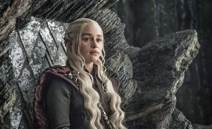Δέκα χρόνια μετά το ντεμπούτο του «Game of Thrones» η Καλίσι ταξιδεύει στο σύμπαν της Marvel