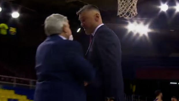 Μπαρτσελόνα – Ζενίτ: Η χειραψία του Γιασικεβίτσιους με τον Μάνο Παπαδόπουλο