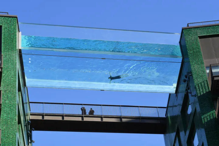 Sky Pool: Η πρώτη ιπτάμενη, διαφανής πισίνα του κόσμου άνοιξε στο Λονδίνο
