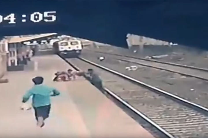 Σιδηροδρομικός υπάλληλος έσωσε την τελευταία στιγμή παιδί από τις γραμμές του τρένου