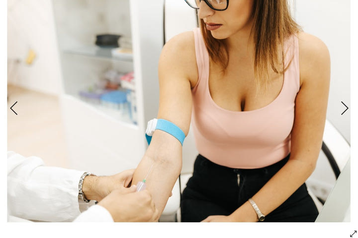 Πόσο επικίνδυνα είναι για τους μη εμβολιασμένους τα άτομα που έχουν λάβει και τις δυο δόσεις