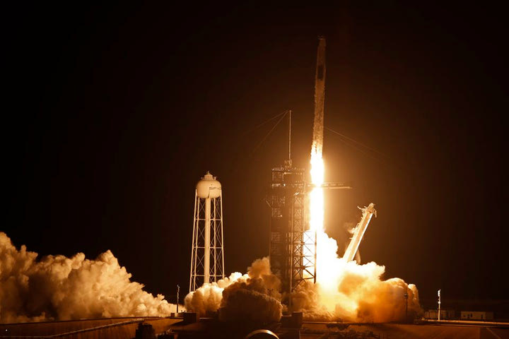 Ο πύραυλος της SpaceX με την επανδρωμένη αποστολή έφτασε στον Διεθνή Διαστημικό Σταθμό