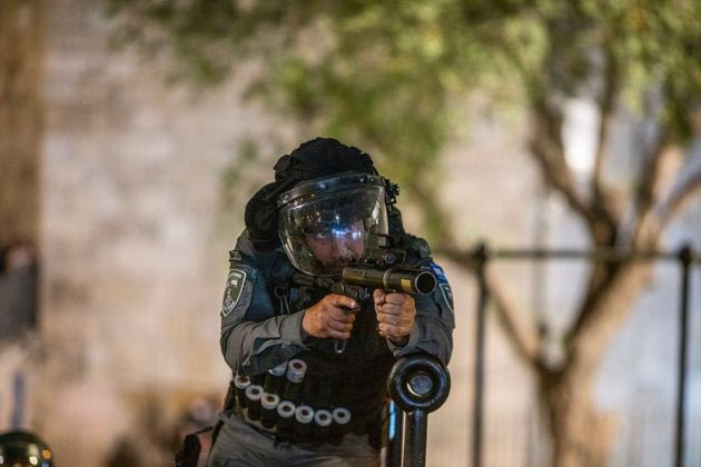 Άγριες νύχτες στην Ιερουσαλήμ-Μάχη Παλαιστινίων για να μείνουν στα σπίτια τους στη συνοικία Σεΐχ Τζάρα και  πλαστικές σφαίρες και αύρες από το Ισράηλ
