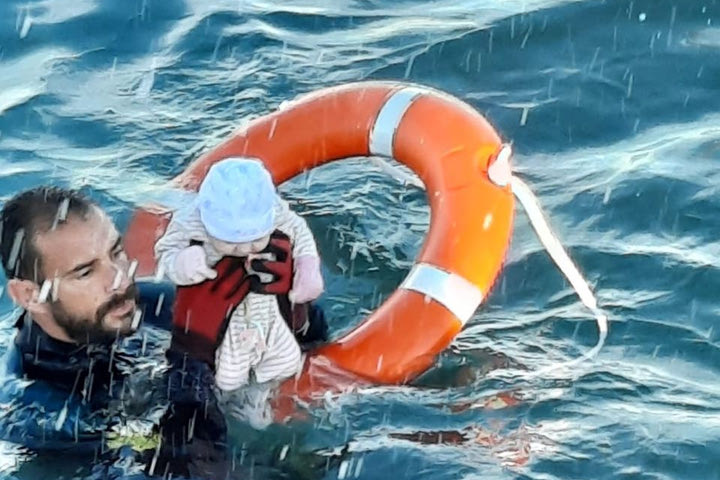 Νεογέννητα και παιδιά δεμένα με μπουκάλια για να επιπλέουν, στη θάλασσα της Θέουτα – “Ψάχνω την κόρη μου. Είναι 15 ετών. Έφυγε από το σπίτι για να ‘ρθει εδω”