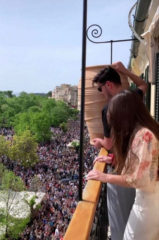 Απερίγραπτος συνωστισμός στην Κέρκυρα για τους «μπότηδες» – Πρώτη Ανάσταση με πλήθος κόσμου