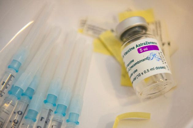 Βρετανικά ΜΜΕ: Σύσταση για μη χορήγηση του  AstraZeneca σε άτομα κάτω των 40 ετών – Αρχικά η επιτροπή έλεγε για κάτω των 30 όπως ισχύει και στην Ελλάδα