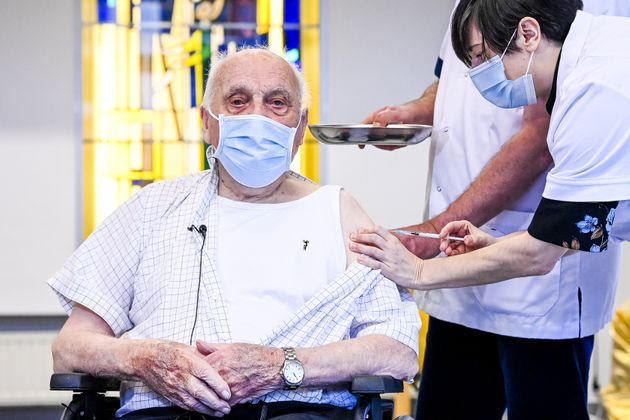 «Εφυγε» στα 97 του ο πρώτος Βέλγος που εμβολιάστηκε κατά της COVID-19 – «Νιώθω 30 χρόνια νεότερος» είχε δηλώσει τότε