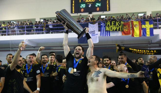 Η απονομή του τροπαίου στην ΑΕΚ και οι έξαλλοι πανηγυρισμοί παικτών και κόσμου