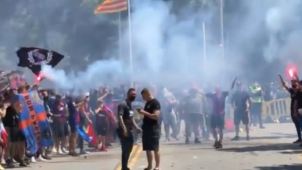 Μπαρτσελόνα – Ατλέτικο: Θερμή υποδοχή των οπαδών των μπλαουγκράνα στην αποστολή της ομάδας