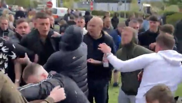 Πολύ ξύλο, μπουκάλια και ανοιγμένα κεφάλια μετά από τη γκέλα της Μπόλτον στο 90+6′