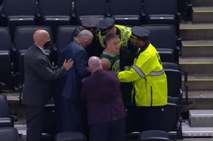 Οπαδός των Σέλτικς πέταξε μπουκάλι με νερό στον Ίρβινγκ και συνελήφθη