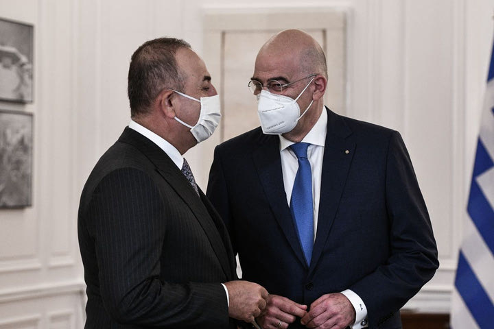 Ο Νίκος Δένδιας συνεχάρη τον Μεβλούτ Τσαβούσογλου για την κατάκτηση της EuroLeague από την Αναντολού Εφές