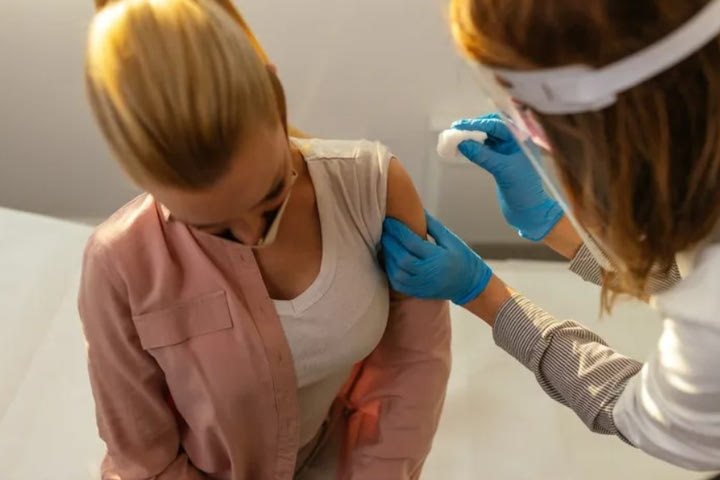 Κολλήσαμε COVID-19 αφού εμβολιαστήκαμε: Τι θα πρέπει να ξέρουμε