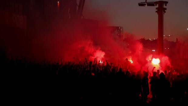 Ολυμπιακός: Χιλιάδες οπαδοί των ερυθρολεύκων πανηγύρισαν έξω από το Καραϊσκάκης την κατάκτηση του πρωταθλήματος