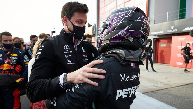 Formula 1: Η Mercedes θέλει “πολυετές” νέο συμβόλαιο με τον Χάμιλτον