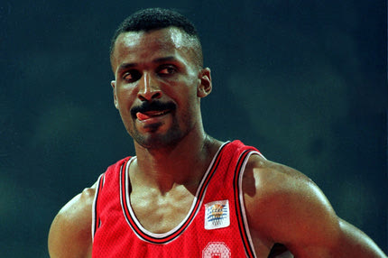 Έντι Τζόνσον: “Στο πρώτο μου ματς στην Ελλάδα με χτύπησαν με κέρμα, μετά μου πέταξαν πόμολο και ψάρι”