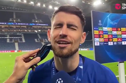 Τσέλσι: Ξύρισαν on air τον Ζορζίνιο μετά από χαμένο στοίχημα