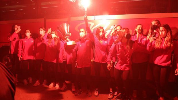 Ολυμπιακός: Η άφιξη της πρωταθλήτριας Ευρώπης ομάδας πόλο γυναικών στο “Καραϊσκάκης” και οι πανηγυρισμοί