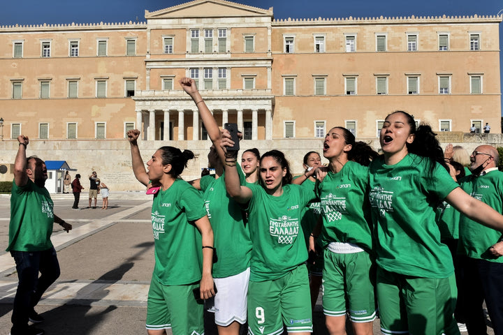 Οπαδοί του Παναθηναϊκού σταμάτησαν το πούλμαν που μετέφερε τις αθλήτριες μετά την κατάκτηση του πρωταθλήματος