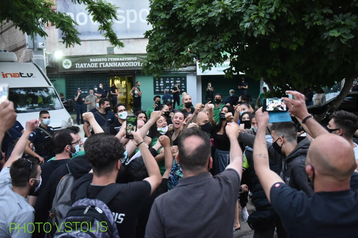 Παίκτριες του Παναθηναϊκού πανηγύρισαν έξω από το γήπεδο με οπαδούς