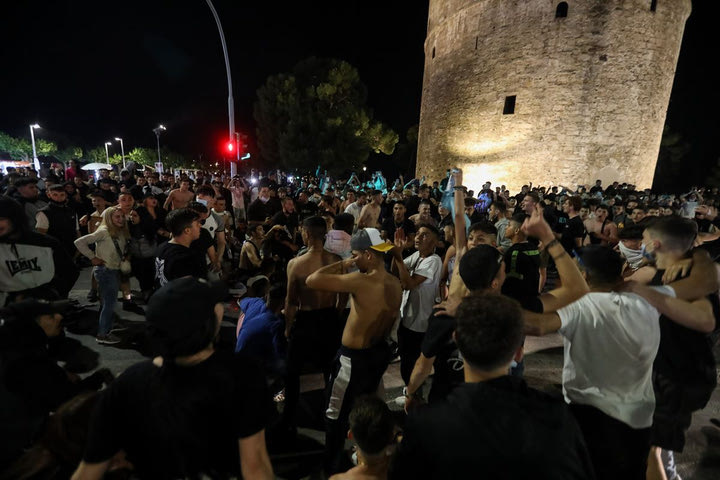 ΠΑΟΚ: Οι πανηγυρισμοί φιλάθλων στον Λευκό Πύργο
