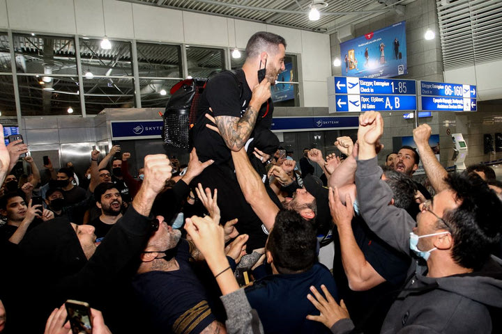 Αποθέωση για την αποστολή του ΠΑΟΚ στο “Ελευθέριος Βενιζέλος” από οπαδούς της ομάδας