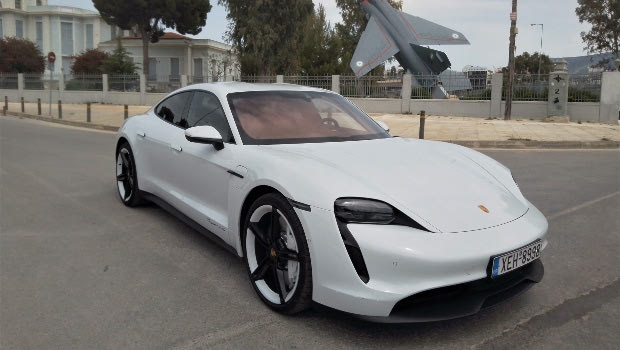 Όχι, δεν απογειώσαμε την ηλεκτρική Porsche Taycan των 571 ίππων