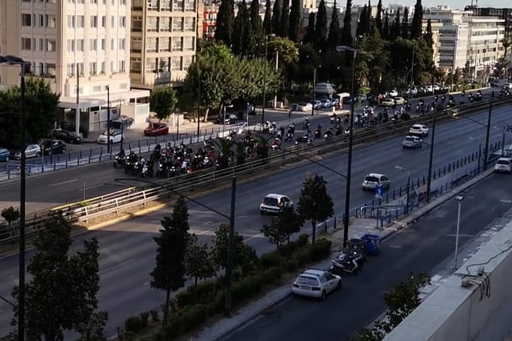 Ολυμπιακός: Με συνοδεία οπαδών η αποστολή των ερυθρολεύκων στον δρόμο για το ΟΑΚΑ