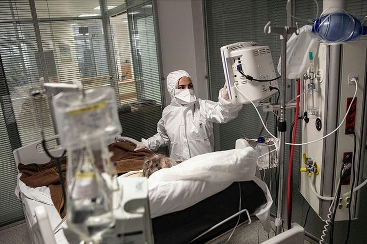 Ασθενής με κορονοϊό βρισκόταν σε κώμα επί ένα μήνα. Μόλις ξύπνησε έμαθε το πιο ευχάριστο νέο της ζωής της.