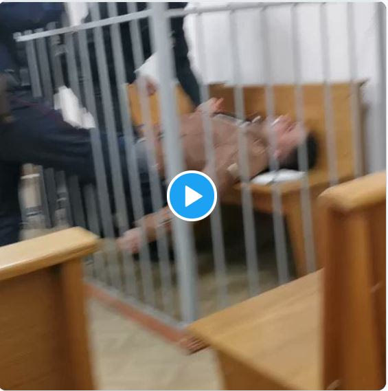 Σοκ στη Λευκορωσία: Αντικαθεστωτικός προσπάθησε να κόψει τον λαιμό του στο δικαστήριο
