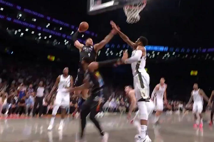 Το απίθανο poster dunk του Μπλέικ Γκρίφιν απέναντι στον Γιάννη Αντετοκούνμπο