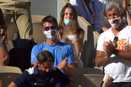 Τζόκοβιτς – Τσιτσιπάς: Μαζικά με το μέρος του Στέφανου το κοινό στο Φιλίπ Σατριέ