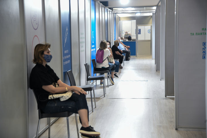 Οι εμβολιασμένοι θα κινούνται πιο ελεύθερα τον χειμώνα – Τι θα γίνει με τους κλειστούς χώρους