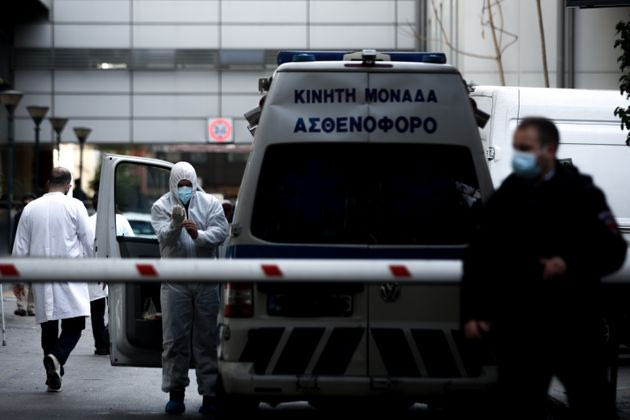 Γυναίκα έπεσε νεκρή μπροστά στο σπίτι της, εντοπίστηκε αιμόφυρτη στο δρόμο – Τι «βλέπει» η ΕΛ.ΑΣ.