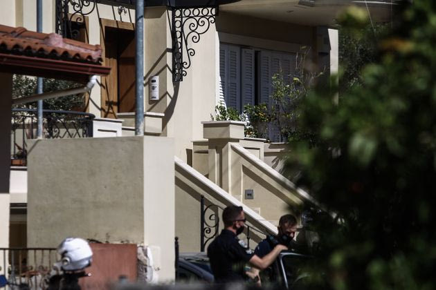 Τι οδήγησε την αστυνομία να πάρει με ελικόπτερο τον σύζυγο της Καρολάιν από το μνημόσυνο της για τη ΓΑΔΑ