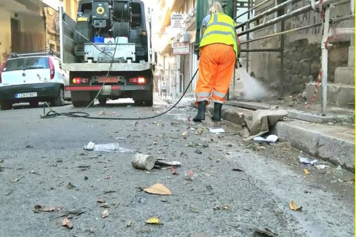 Αστραψαν τα Εξάρχεια. Αγνώριστη η περιοχή – Δείτε εικόνες