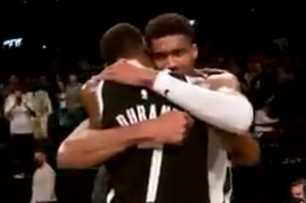 Αντετοκούνμπο – Ντουράντ: Η αγκαλιά αναγνώρισης μετά τις μεγάλες τους μάχες