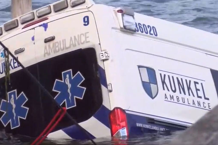 ΗΠΑ: Γυναίκα έκλεψε ασθενοφόρο και το έριξε στην θάλασσα μετά από καταδίωξη με περιπολικό