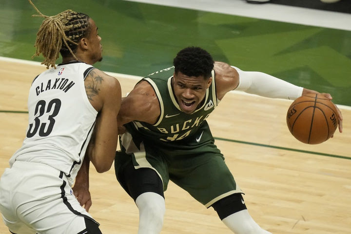 Η 33αρα του Αντετοκούνμπο στο Game 3 των Μπακς με τους Νετς