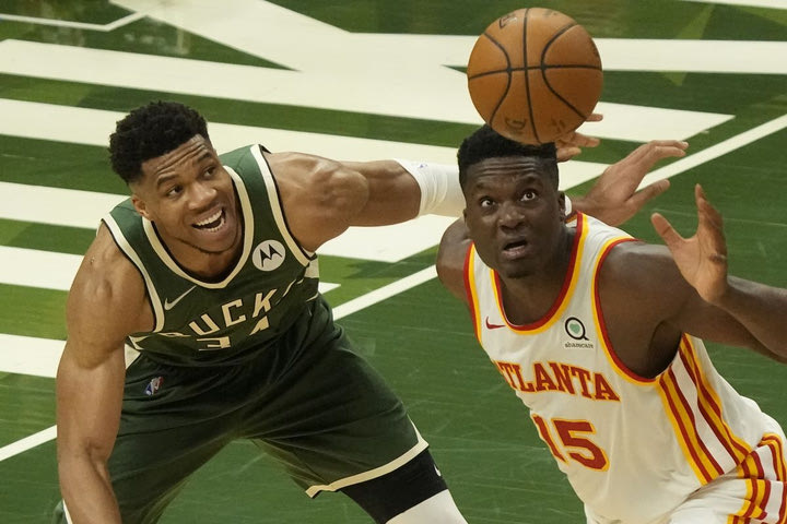 Το συγκλονιστικό τελευταίο 5λεπτο του Game 1 των Μπακς με τους Χοκς