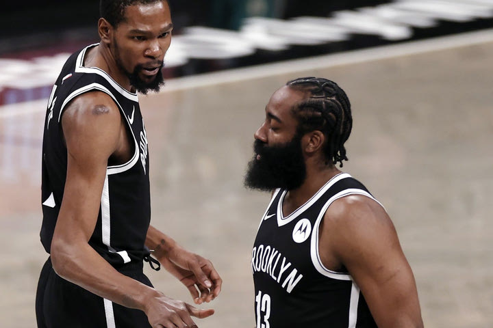 Ο Χάρντεν τραυματίστηκε στο 1ο λεπτό του Game 1 των Νετς με τους Μπακς και αποχώρησε