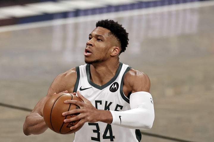 LIVE: Μπακς – Χοκς, το Game 1 της σειράς των τελικών της Ανατολής