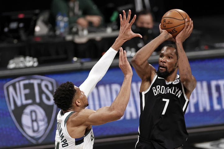 Ντουράντ: Ο χορός με σταυρωτές στον Αντετοκούνμπο και το καλάθι κόντρα σε τρεις