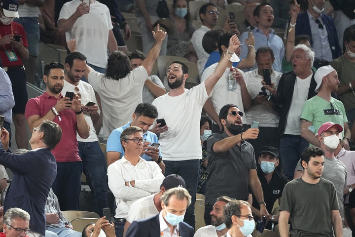Roland Garros: Με ειδική άδεια έμειναν οι θεατές στις εξέδρες για το ματς Τζόκοβιτς – Ναδάλ