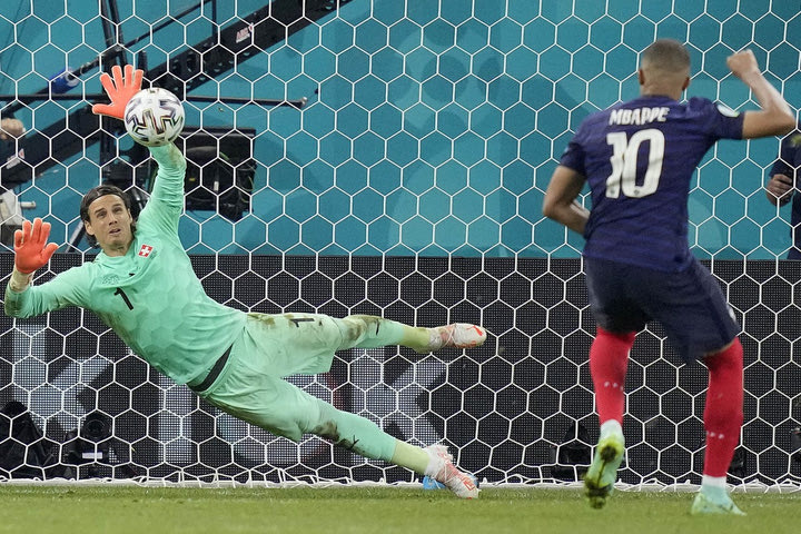 Euro 2020, Γαλλία – Ελβετία: Η σπουδαία επέμβαση του Ζόμερ στο καθοριστικό πέναλτι του Εμπαπέ