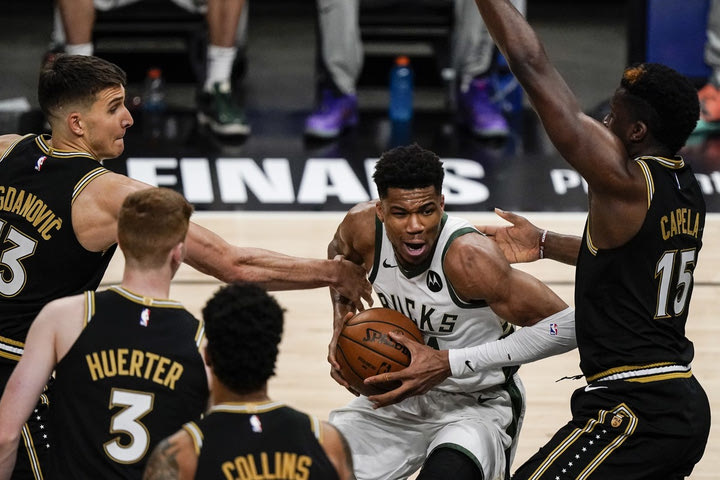 NBA Finals 2021: Οι Μπακς γυρίζουν για 16 ώρες στο Μιλγουόκι και θα ταξιδέψουν στο Φοίνιξ εξουθενωμένοι