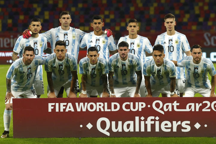Η Εθνική Αργεντινής τίμησε τον Μαραντόνα με φανέλες και άγαλμα πριν απ’ τον αγώνα με τη Χιλή